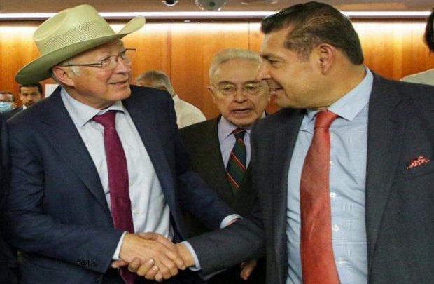 Impulsa Armenta diálogo con embajador de EU, Ken Salazar