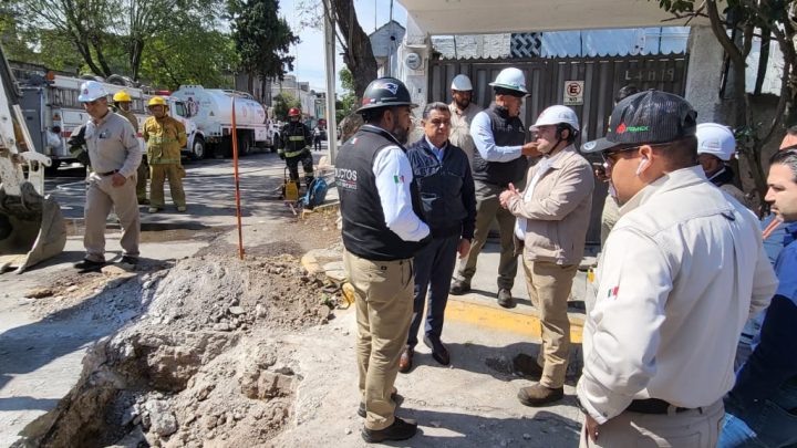 Controlan fuga de combustible en Tlalnepantla a causa de toma clandestina dentro de una casa