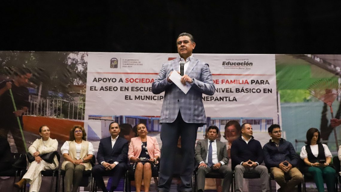 Tony Rodríguez entrega apoyos a sociedades de padres de familia para el aseo en escuelas públicas en Tlalnepantla