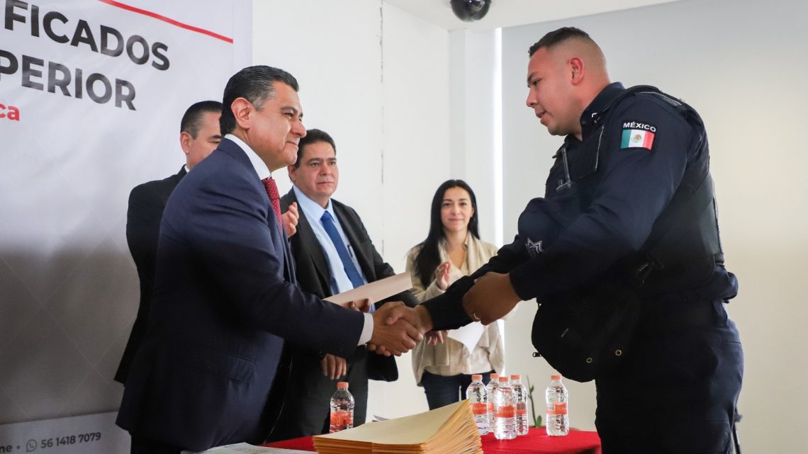 Finalizan policías sus estudios profesionales para servir mejor en Tlalnepantla