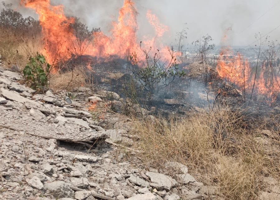 Sofocan Bomberos de Tlalnepantla 2 incendios en pastizales