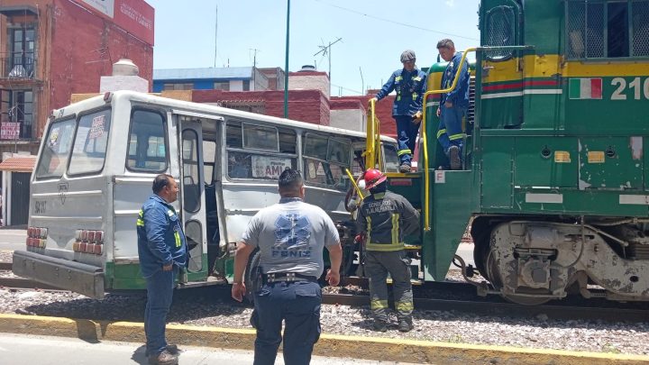 Intenta chofer de trasporte público en Tlalnepantla ganarle a tren y es impactado